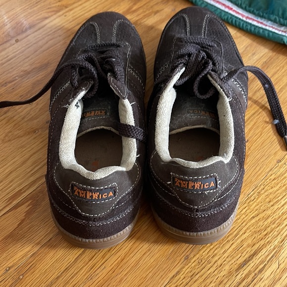 Brown mens causal shoes. Perry Ellis size 9. - Picture 3 of 3